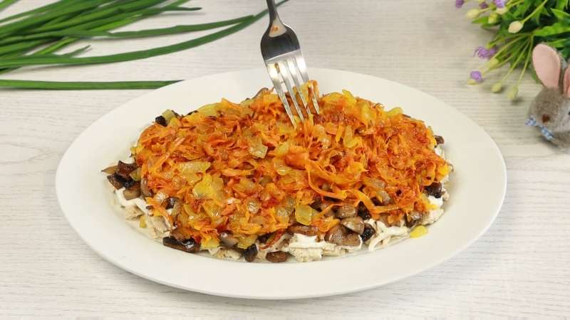 Салат «Добрая тёща» с курицей и грибами