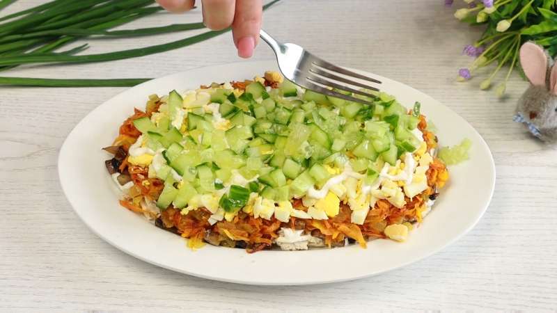 Салат «Добрая тёща» с курицей и грибами