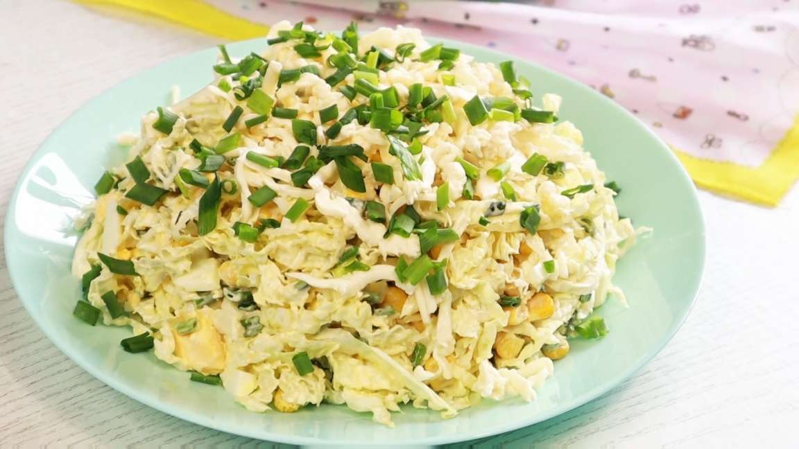 Салат из молодой капусты и плавленым сыром “Катюша”