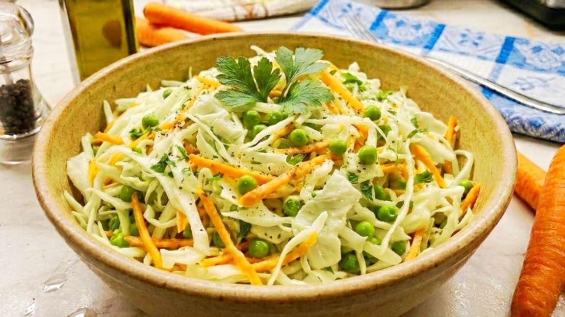 Салат из молодой капусты и моркови с уксусом и сахаром