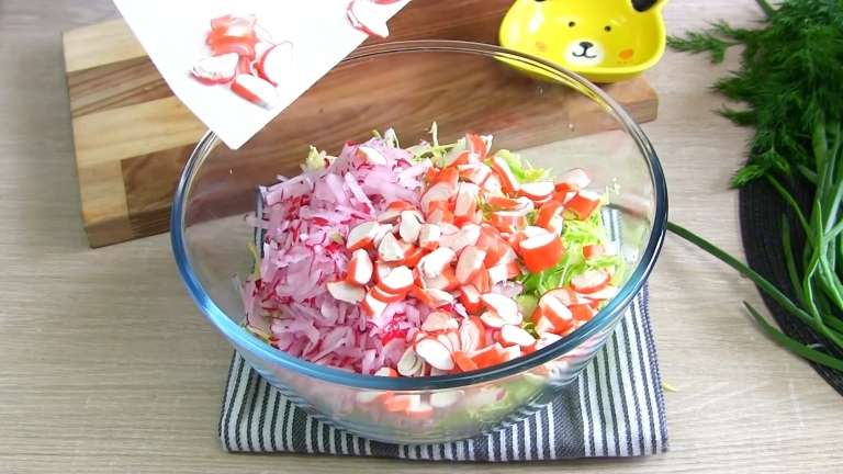 Салат с молодой капустой "Весенний каприз"