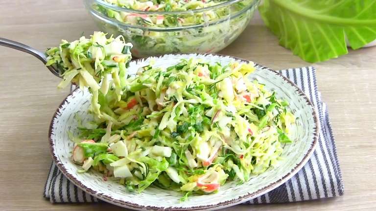Салат с молодой капустой "Весенний каприз"