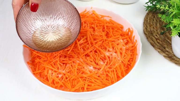 Салат из моркови по-корейски с селедкой