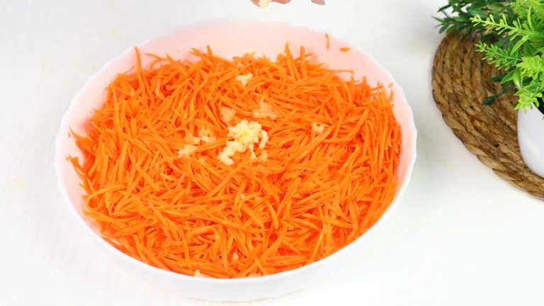 Салат из моркови по-корейски с селедкой