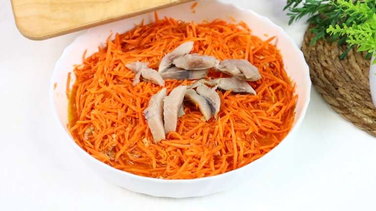 Салат из моркови по-корейски с селедкой