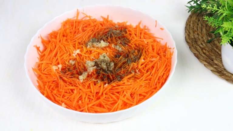 Салат из моркови по-корейски с селедкой