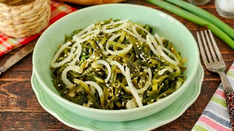 Салат из морской капусты с луком и уксусом