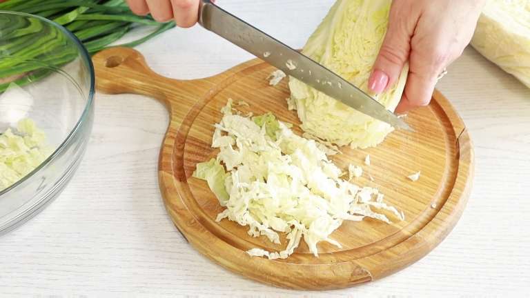 Салат из молодой капусты и плавленым сыром "Катюша"