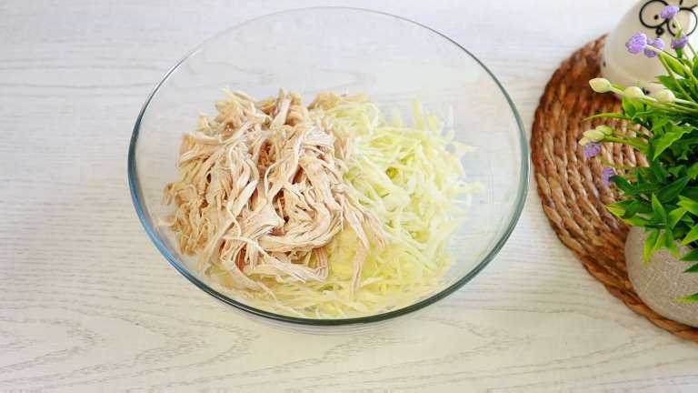 Салат «Лолита» из капусты с курицей и секретным соусом