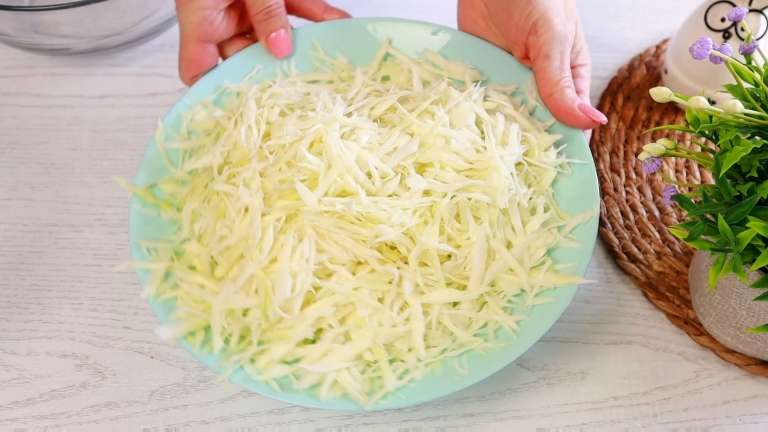 Салат «Лолита» из капусты с курицей и секретным соусом