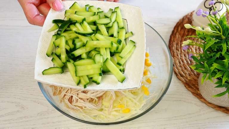Салат «Лолита» из капусты с курицей и секретным соусом