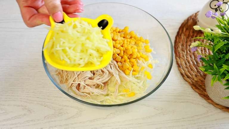 Салат «Лолита» из капусты с курицей и секретным соусом