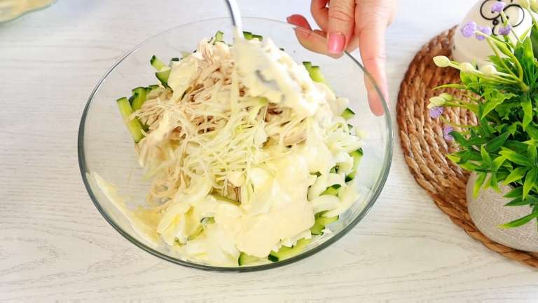 Салат «Лолита» из капусты с курицей и секретным соусом