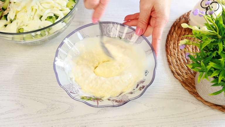 Салат «Лолита» из капусты с курицей и секретным соусом