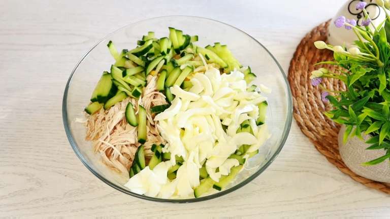 Салат «Лолита» из капусты с курицей и секретным соусом