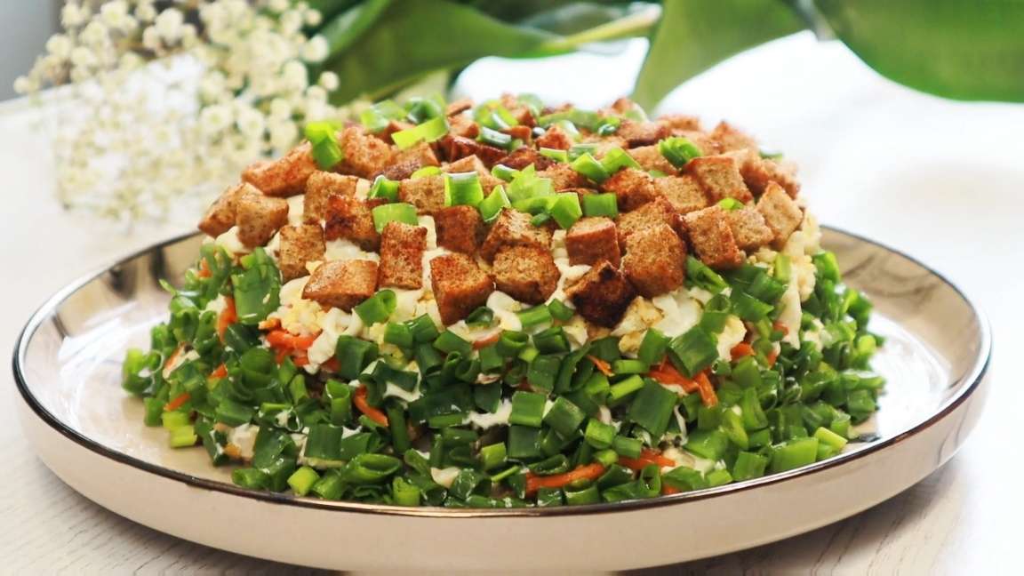 Салат «Медвежья шуба» с копченой курицей и грибами