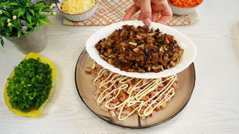 Салат «Медвежья шуба» с копченой курицей и грибами