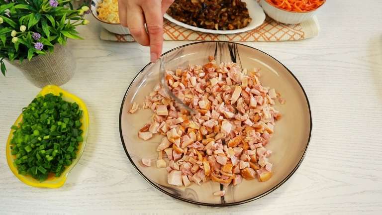 Салат «Медвежья шуба» с копченой курицей и грибами