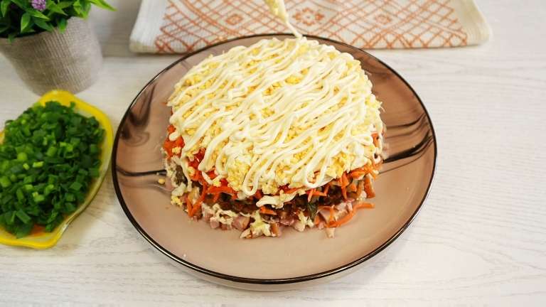 Салат «Медвежья шуба» с копченой курицей и грибами