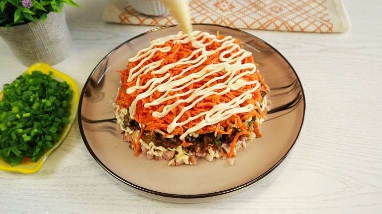Салат «Медвежья шуба» с копченой курицей и грибами