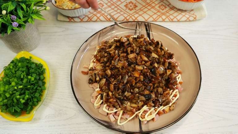 Салат «Медвежья шуба» с копченой курицей и грибами