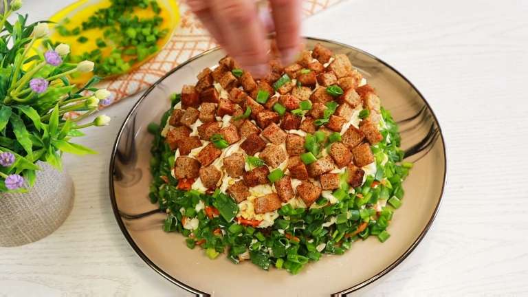 Салат «Медвежья шуба» с копченой курицей и грибами