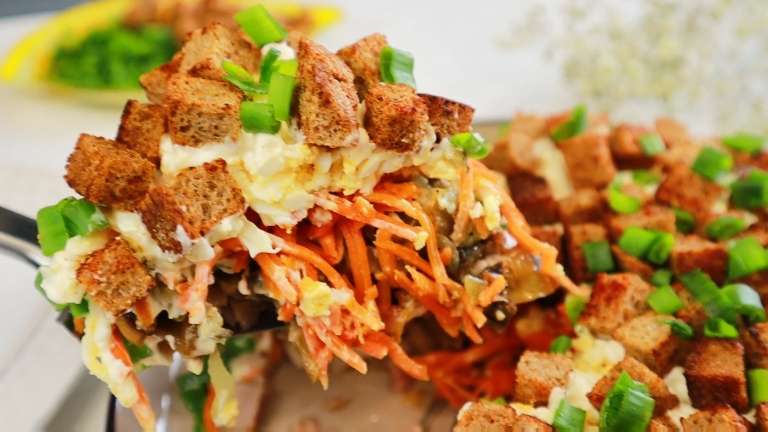 Салат «Медвежья шуба» с копченой курицей и грибами