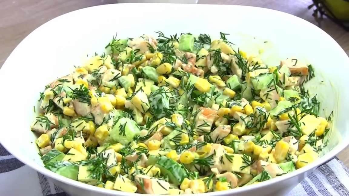 Салат “Ёжик” с копчёной курицей и кукурузой