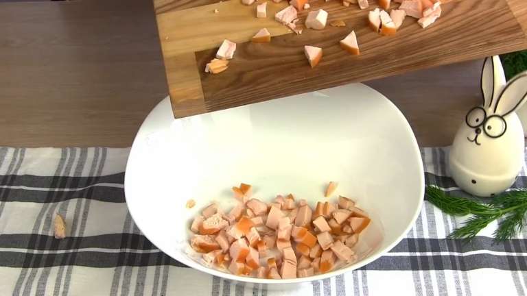Салат "Ёжик" с копчёной курицей и кукурузой