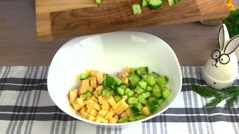 Салат "Ёжик" с копчёной курицей и кукурузой