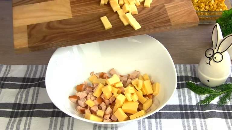 Салат "Ёжик" с копчёной курицей и кукурузой