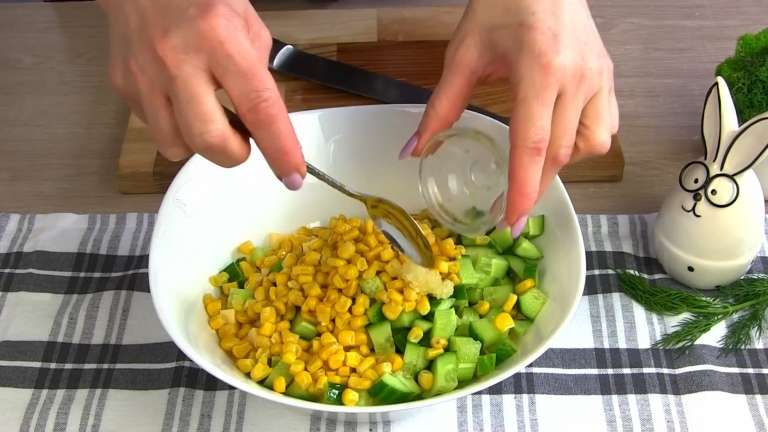 Салат "Ёжик" с копчёной курицей и кукурузой