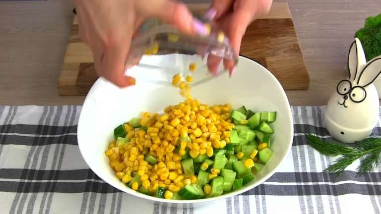 Салат "Ёжик" с копчёной курицей и кукурузой