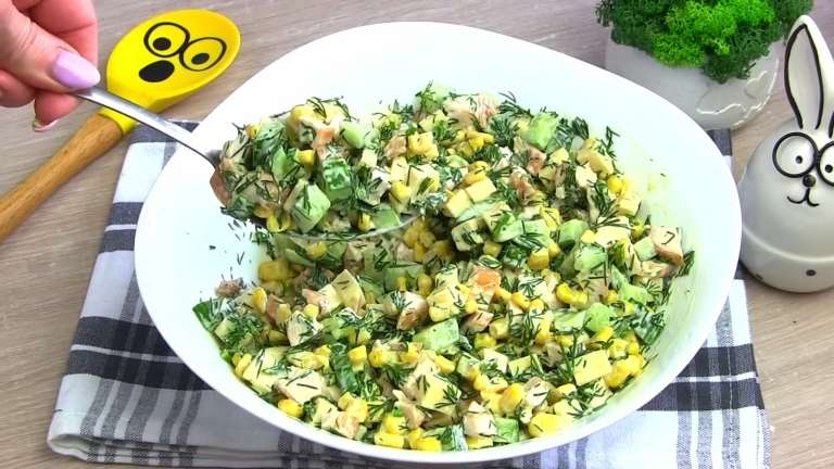 Салат "Ёжик" с копчёной курицей и кукурузой