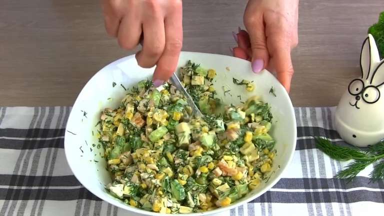 Салат "Ёжик" с копчёной курицей и кукурузой