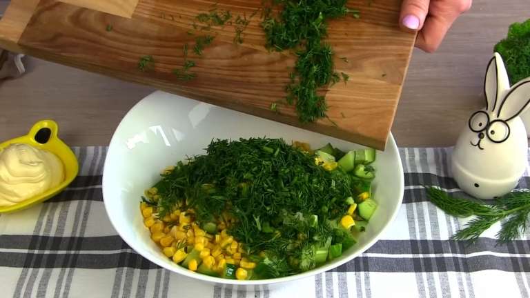 Салат "Ёжик" с копчёной курицей и кукурузой