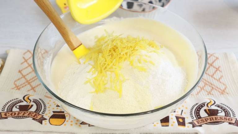 Творожная запеканка к чаю с кокосом и лимонной цедрой