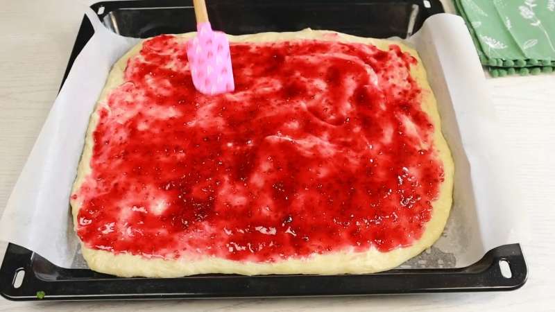 Постный пирог с вареньем на дрожжах без масла и яиц