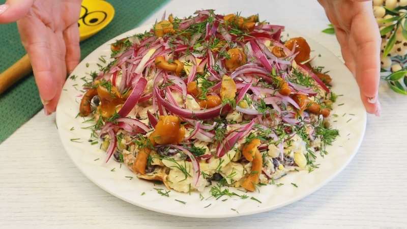 Салат «Казацкий» рецепт с курицей и опятами