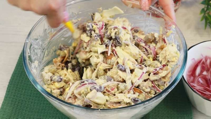 Салат «Казацкий» рецепт с курицей и опятами