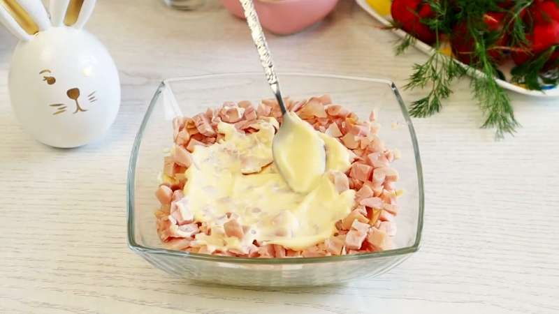 Салат «Ласковый май» — нежный салат с копчёной курицей и зелёным яблоком