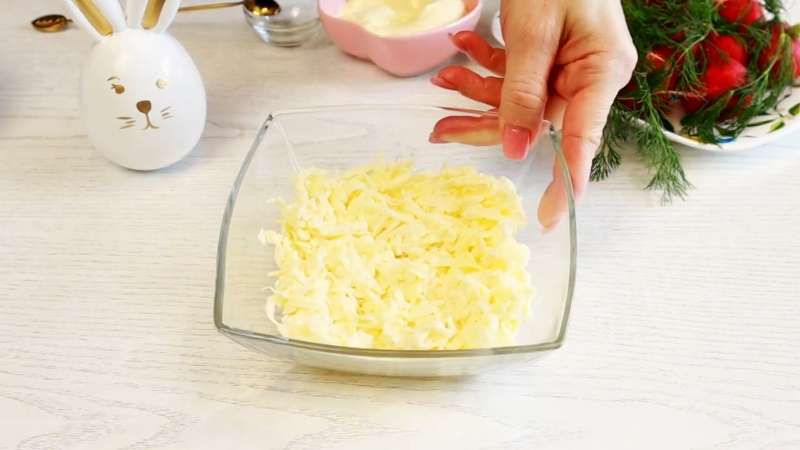 Салат «Ласковый май» — нежный салат с копчёной курицей и зелёным яблоком