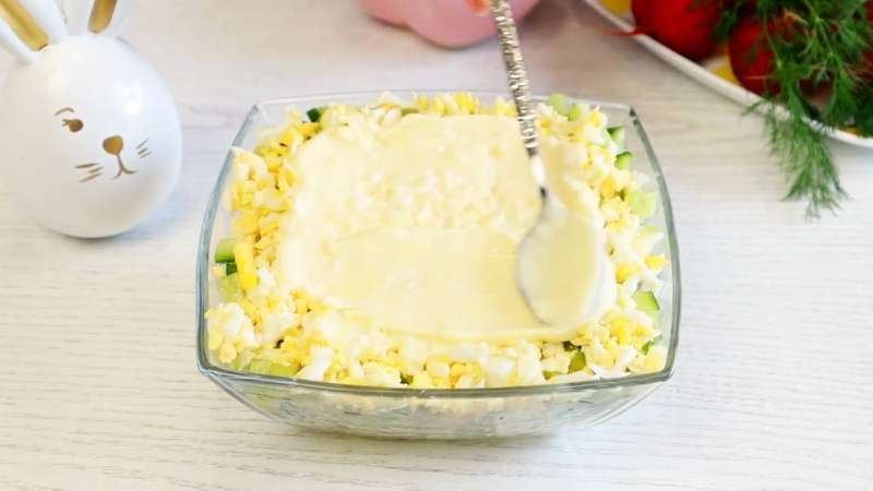 Салат «Ласковый май» — нежный салат с копчёной курицей и зелёным яблоком