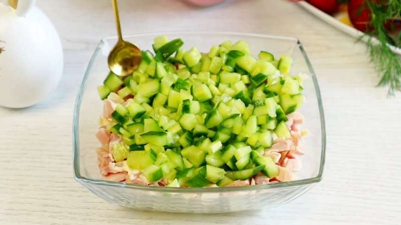 Салат «Ласковый май» — нежный салат с копчёной курицей и зелёным яблоком