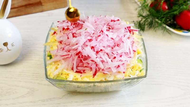 Салат «Ласковый май» — нежный салат с копчёной курицей и зелёным яблоком
