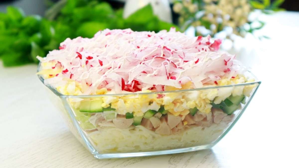 Салат «Ласковый май» — нежный салат с копчёной курицей и зелёным яблоком