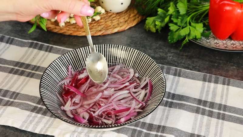 Салат «Султан» рецепт с курицей и маринованным луком