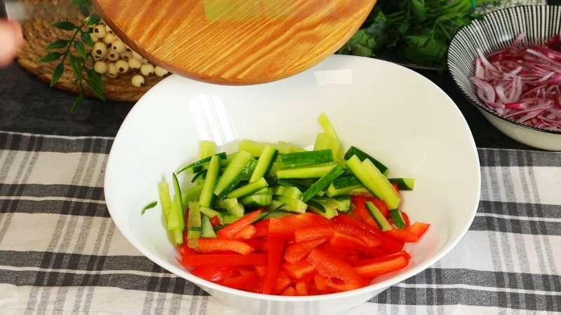 Салат «Султан» рецепт с курицей и маринованным луком