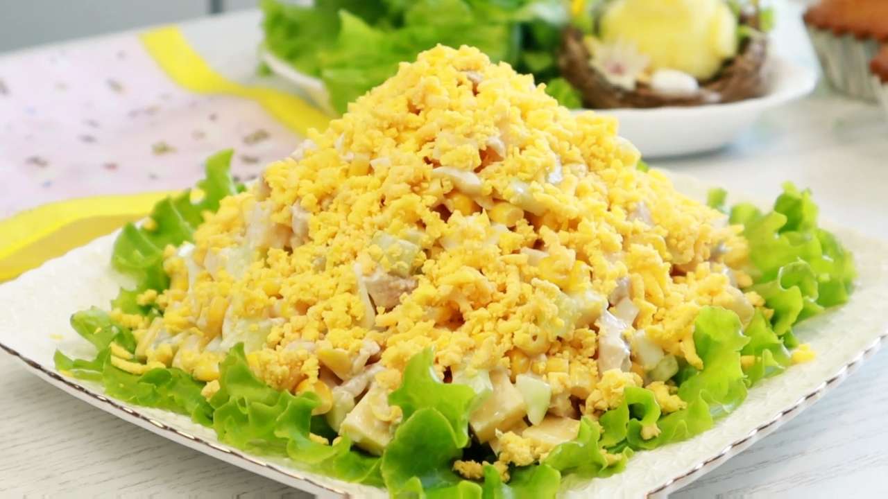 Салат «Курча»: рецепт із куркою, сиром та кукурудзою