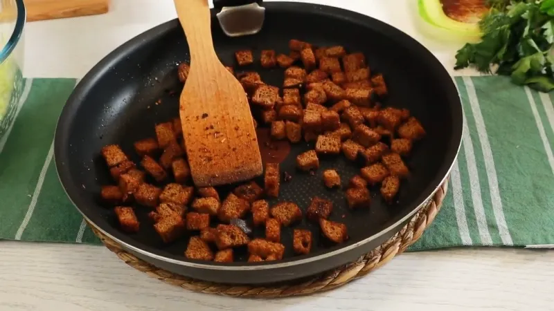 Капустяний салат з домашніми сухариками — простий рецепт з незвичайним смаком